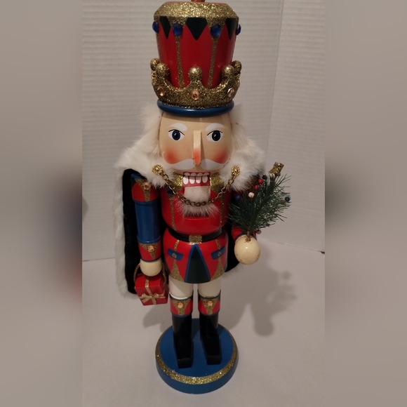 King Nutcracker With Cape Holding A Christmas Tree - Picture 11 of 16